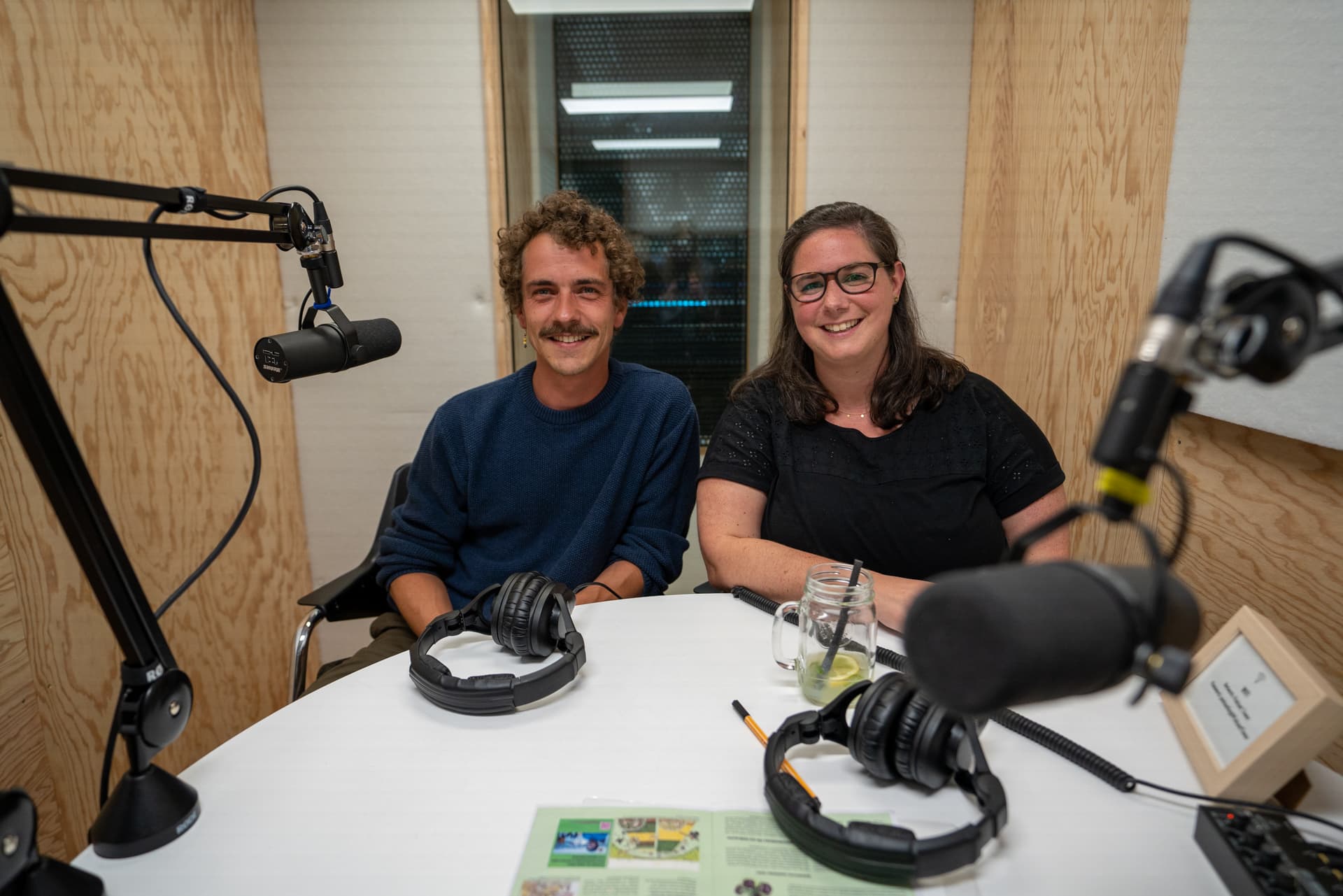 Matthias Jeker und Annina Ruppli sitzen im Podcast-Studio.