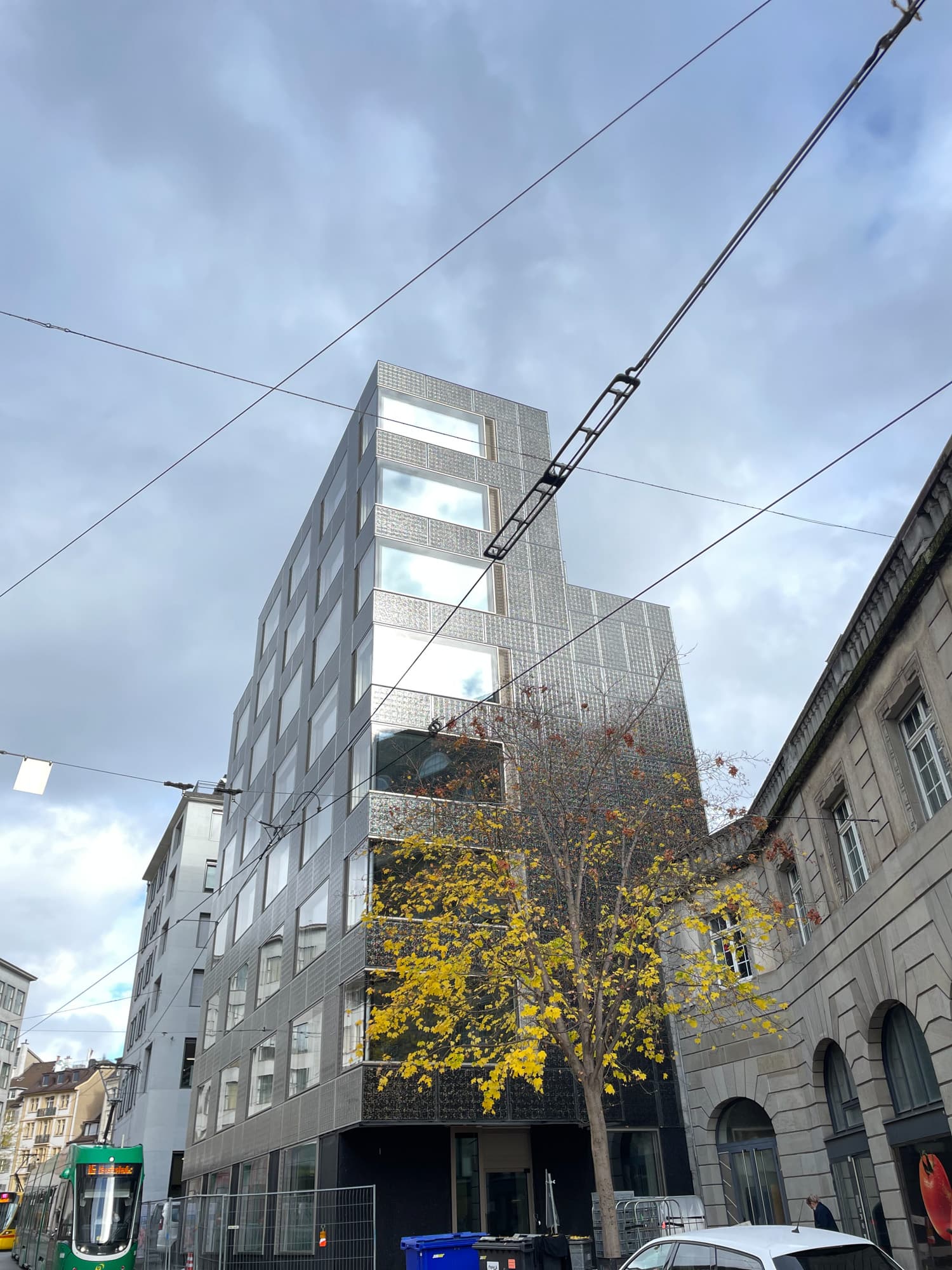 Modernes Hochhaus neben einer Tramstation