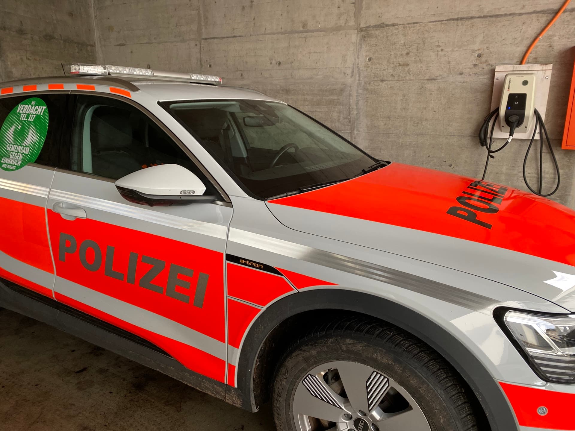 Polizeiautos in Opfikon sind elektronisch und laden auf ihren Parkplätzen über e-Ladestationen.